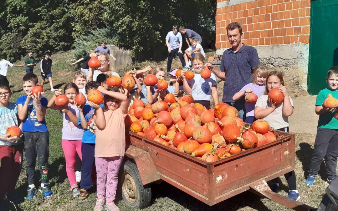 Djeca kao zajednica u radu u našem školskom voćnjaku